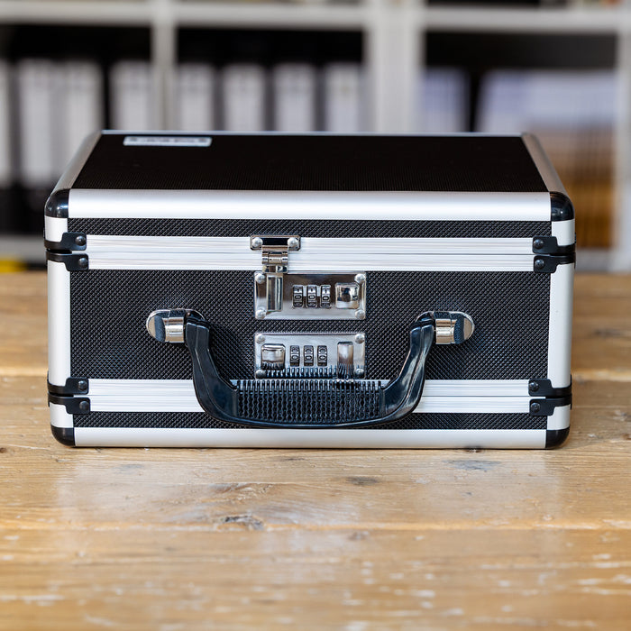 Alu Pistolenkoffer oder Kurzwaffenkoffer mit Zahlenschloss und doppeltem Boden von HMF mit den Maßen 31 x 26 x 15 cm