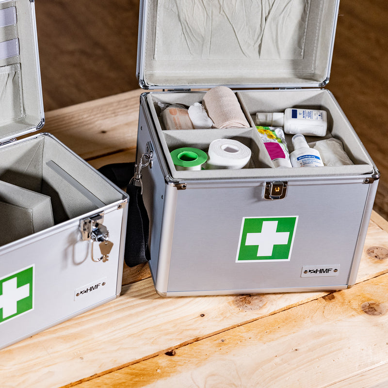 Medizinkoffer oder Erste Hilfe Koffer aus Aluminium von HMF mit den Maßen 40 x 22.5 x 20.5 cm in Silber