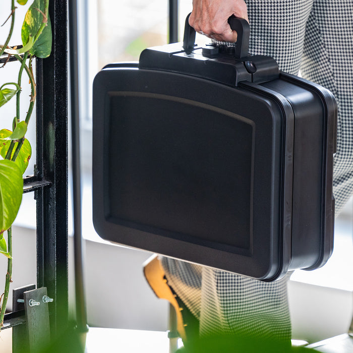 Feuerfeste und wasserdichte Dokumentenbox mit Zahlenschloss von HMF im DIN A4 in Schwarz