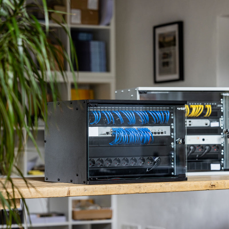 Unmontierter 19 Zoll Serverschrank von HMF mit 7 Höheneinheiten in Schwarz