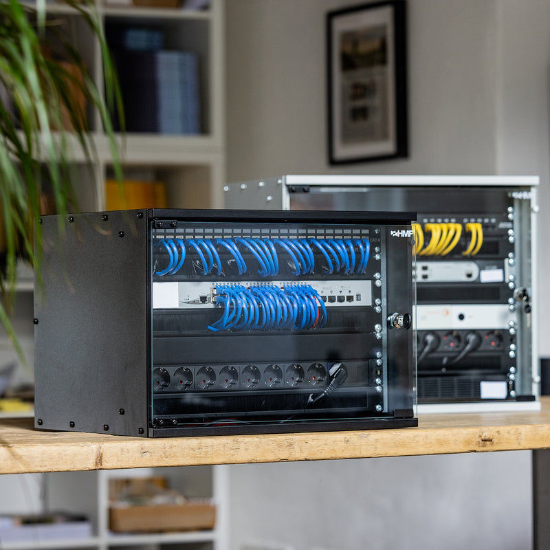 Unmontierter 19 Zoll Serverschrank von HMF mit 4 Höheneinheiten in Lichtgrau