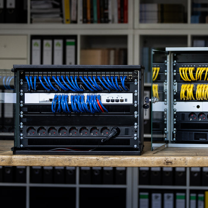 Unmontierter 19 Zoll Serverschrank von HMF mit 12 Höheneinheiten in Lichtgrau