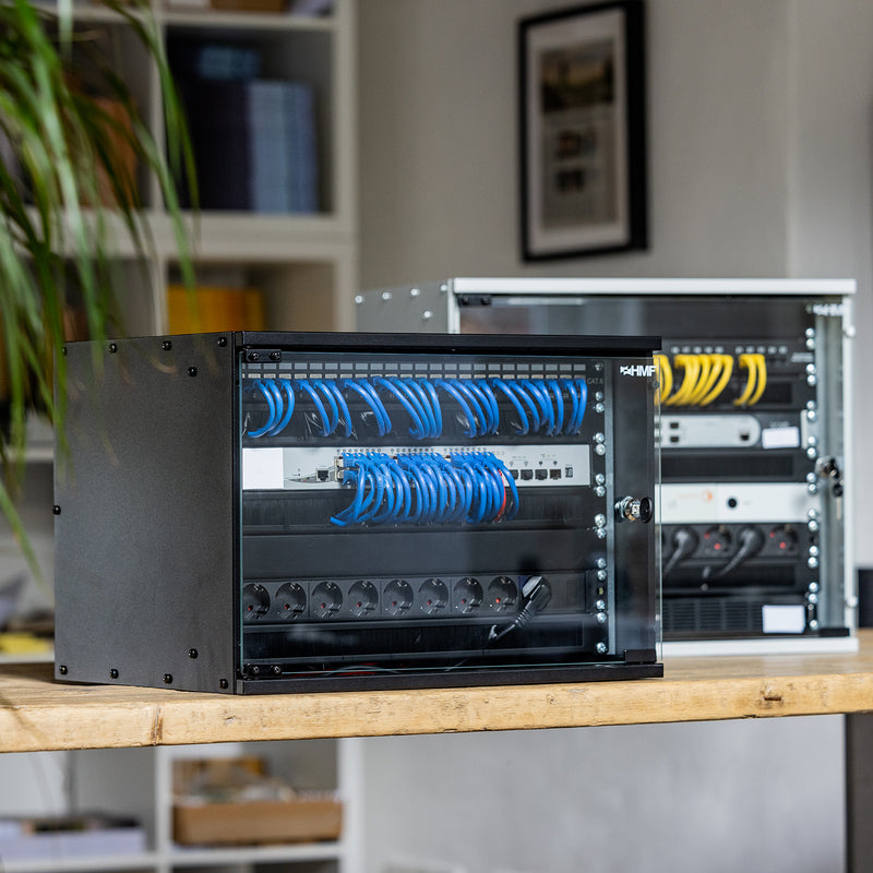 Unmontierter 19 Zoll Serverschrank von HMF mit 12 Höheneinheiten in Lichtgrau