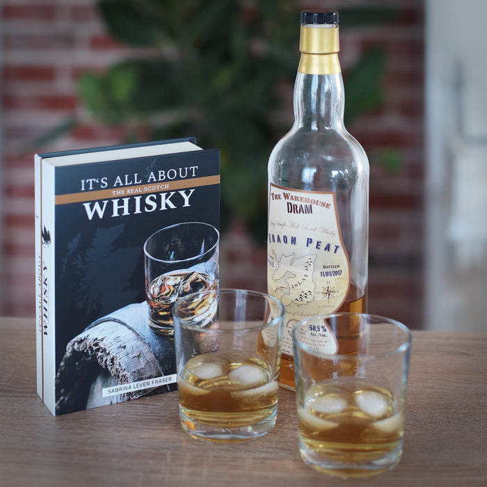 Buchtresor mit Papierseiten Whisky von HMF mit einer Flasche Whisky und Gläsern