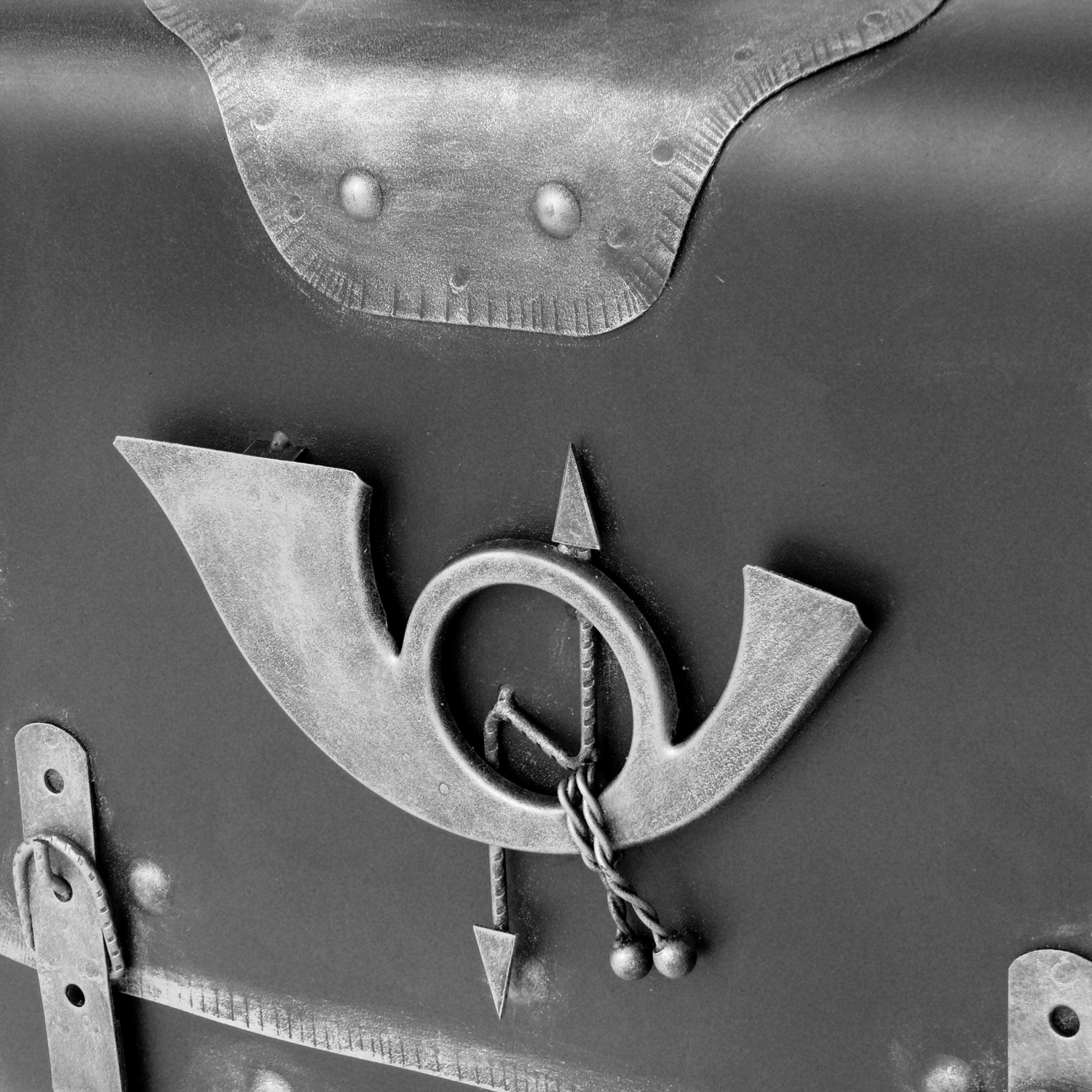 Briefkasten alter Ranzen mit Posthorn von HMF mit 40 cm Breite in Silber
