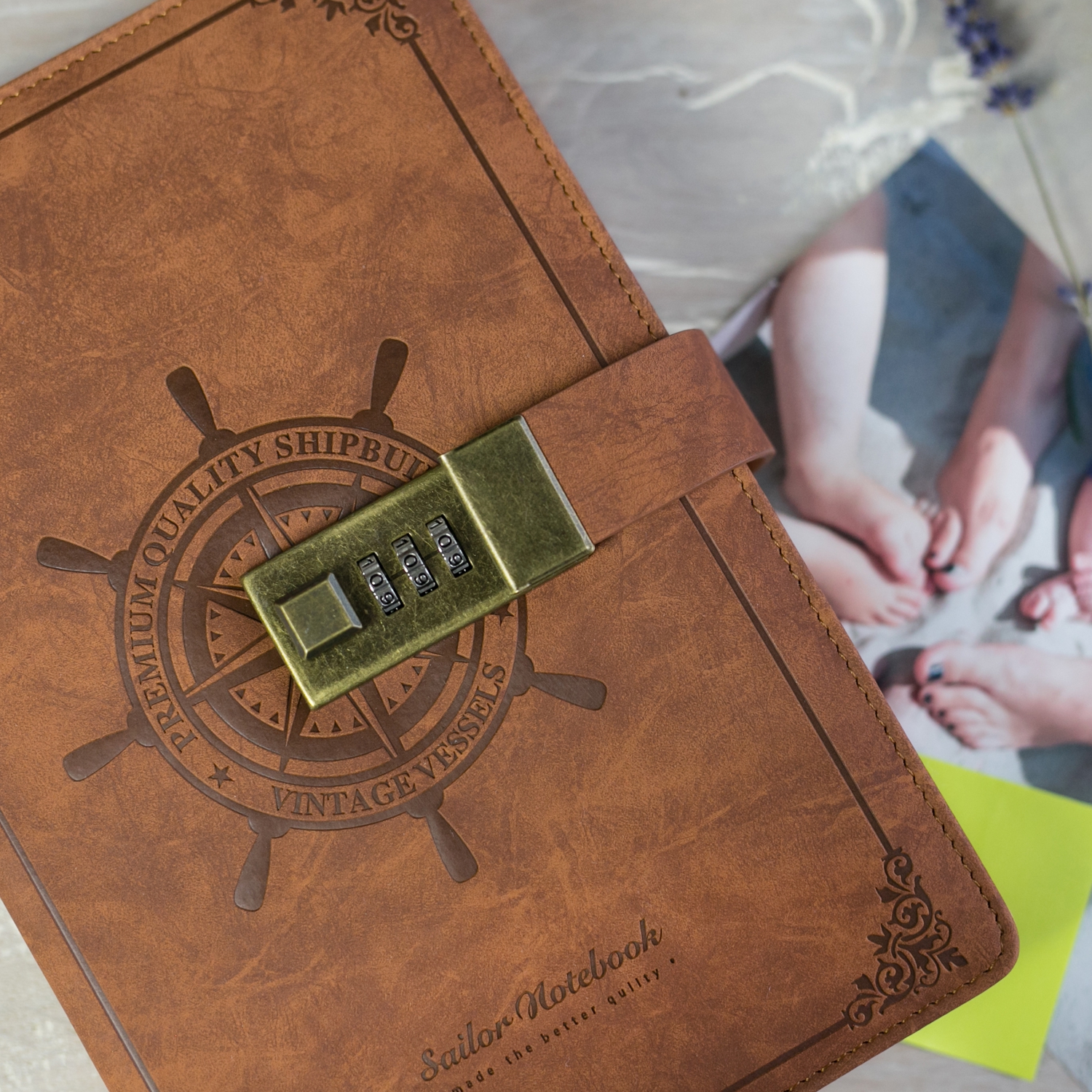 Notizbuch mit Schloss von HMF aus Kunstleder in A5 in Braun mit einem Kugelschreiber auf einem Schreibtisch