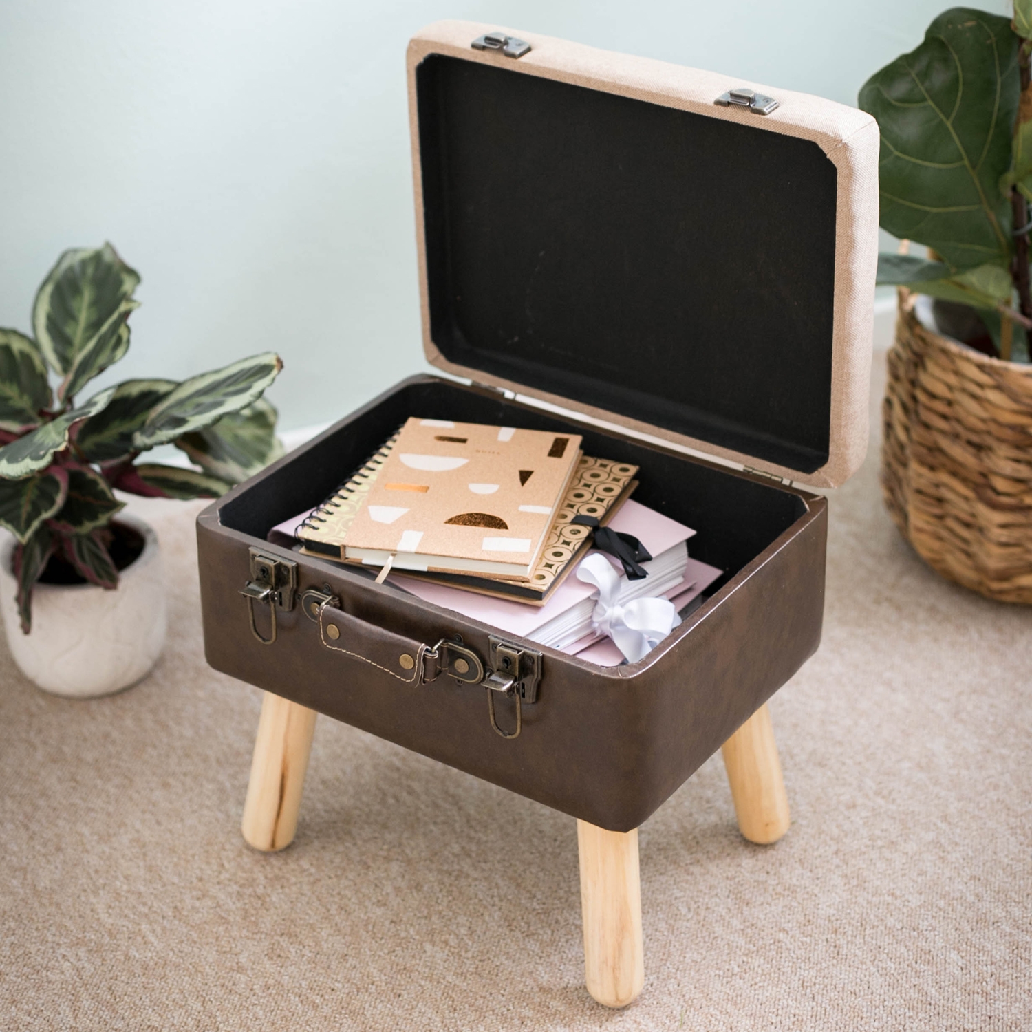 Koffer als Sitzhocker mit Stauraum im Vintage-Design von HMF